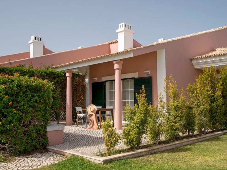 Vila Bicuda resort in cascais near the beach with swimming pool