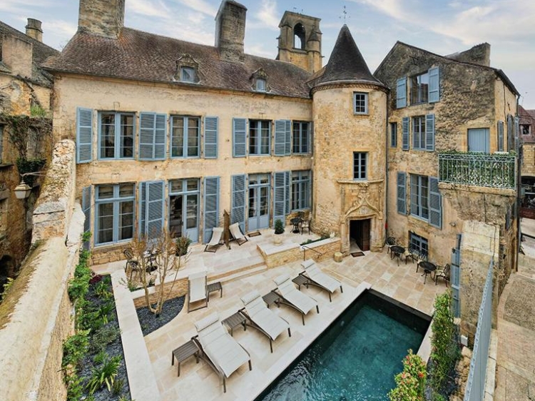 Hotel Le Petite Manoir in Sarlat-la-Canéda, France. Pleasant, exclusive and traditional hotel. Luxury rooms and swimming pool. 