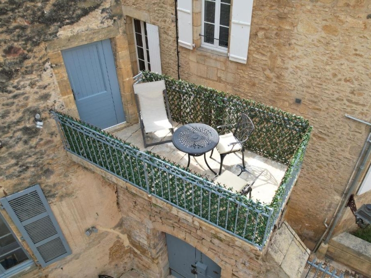 Hotel Le Petite Manoir in Sarlat-la-Canéda, France. Pleasant, exclusive and traditional hotel. Luxury rooms and swimming pool. 